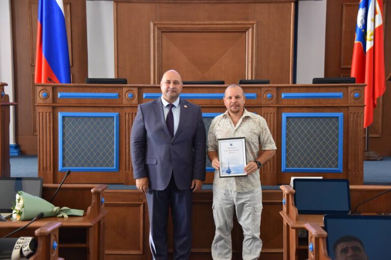 Председатель парламента Владимир Немцев поздравил строителей ГК Парангон